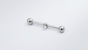 Kolczyk w pępku z cyrkonią - przykład popularnego modelu