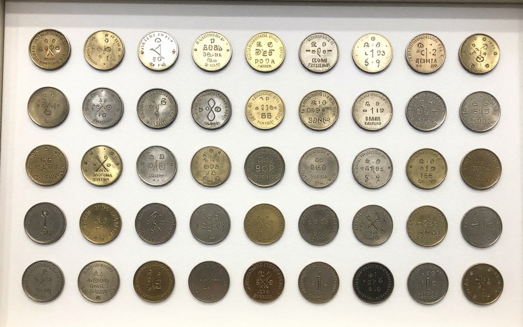 Kolekcja biżuterii z różnymi cechami probierczymi