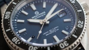 Profesjonalny zegarek nurkowy pod wodą pokazujący oznaczenia wodoszczelności