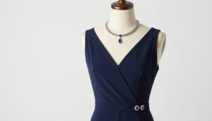 biżuteria do granatowej sukienki elegancka stylizacja