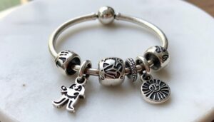 jak wyczyścić pandorę - srebrna bransoletka Pandora z charmsami przed czyszczeniem