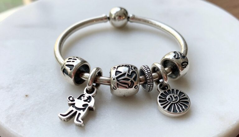 jak wyczyścić pandorę - srebrna bransoletka Pandora z charmsami przed czyszczeniem