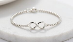 znak nieskończoności symbol na srebrnej bransoletce