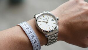 Jak Zmierzyć Bransoletę i Dobrać Ją Do Zegarka - zegarek na nadgarstku z miarką