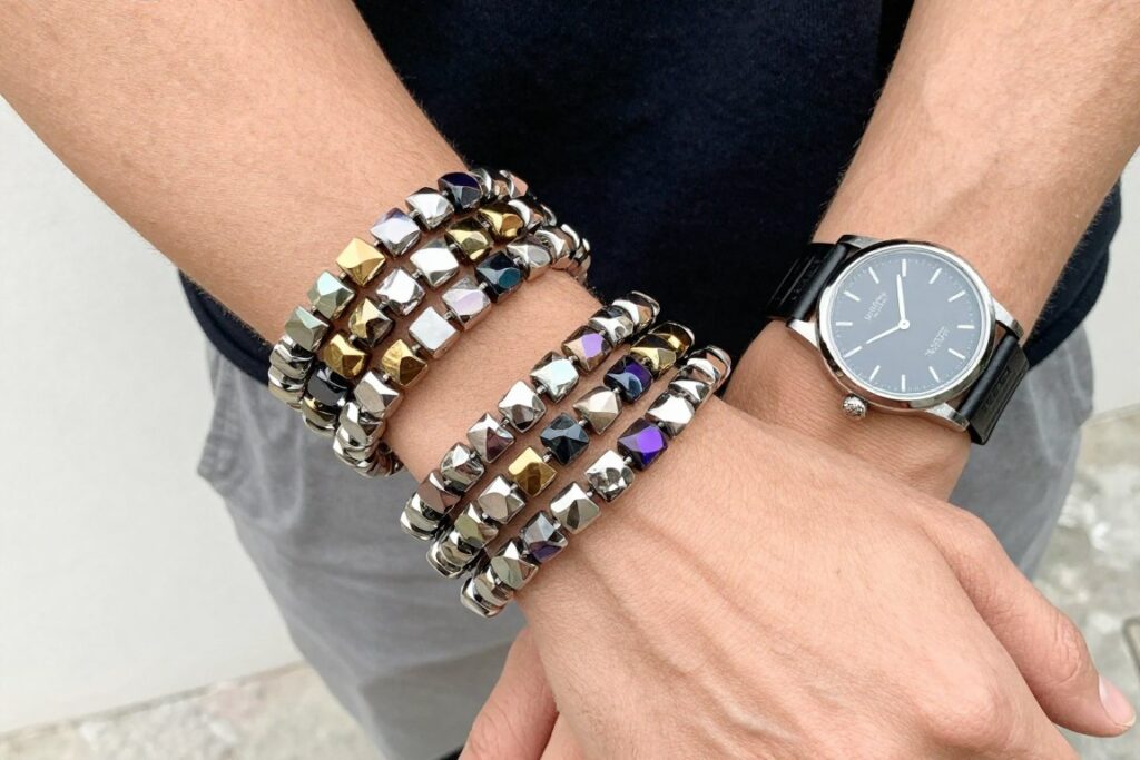 Masywne bransoletki na osobnej ręce od zegarka