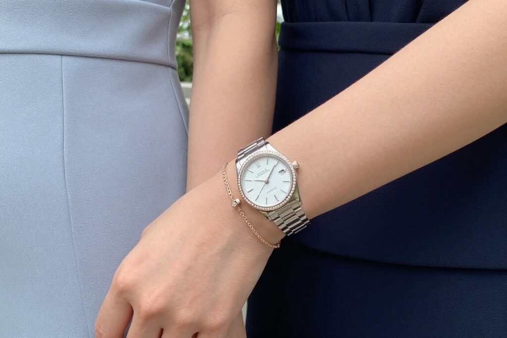 Zegarek z dopasowaną bransoletką przy stroju koktajlowym