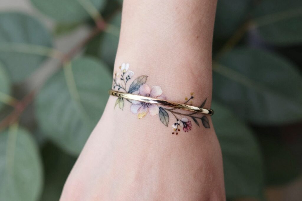 botaniczny tatuaż obrączka z kwiatami i liśćmi