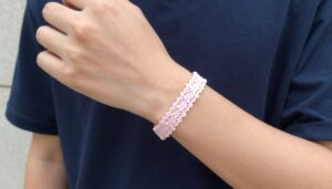 bransoletka z ramiączka od stanika na nadgarstku chłopaka