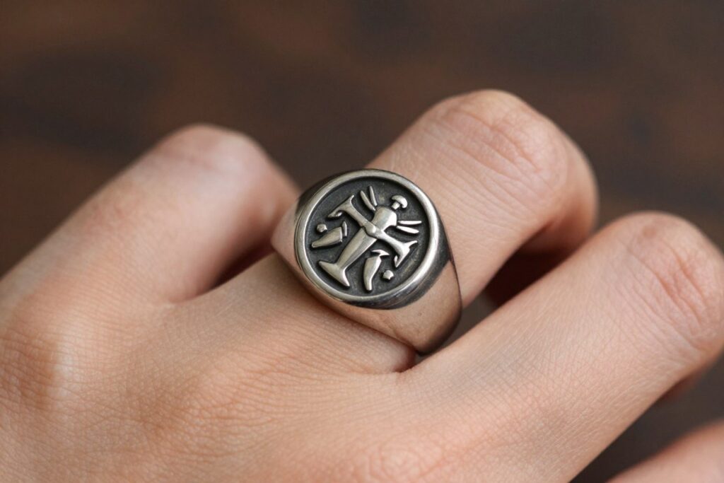 historyczny sygnet na palcu wskazującym