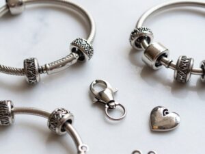jak otworzyć bransoletkę pandora różne typy zapięć