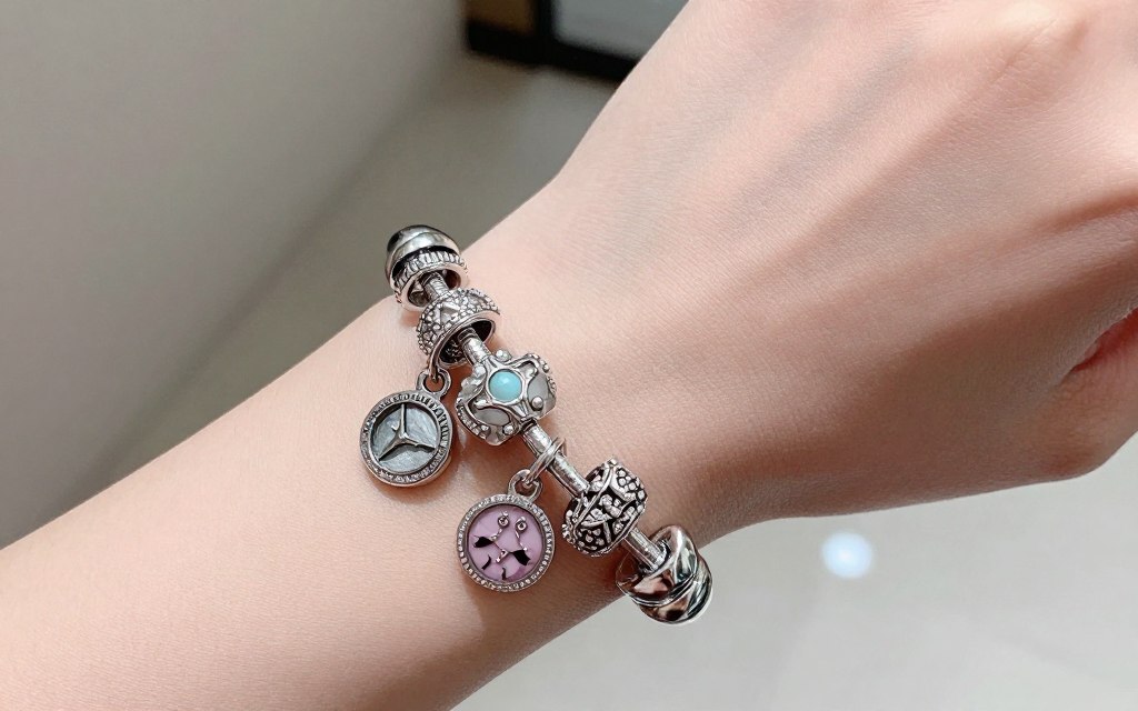 kolekcja essence pandora z różnymi charmsami na bransoletce