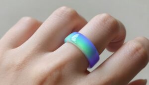 obrączka zmieniająca kolor na dłoni pokazująca różne kolory