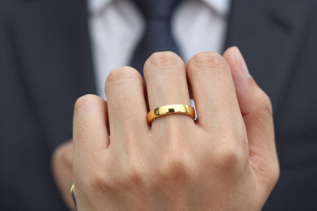 palec wskazujący pierścionek męski