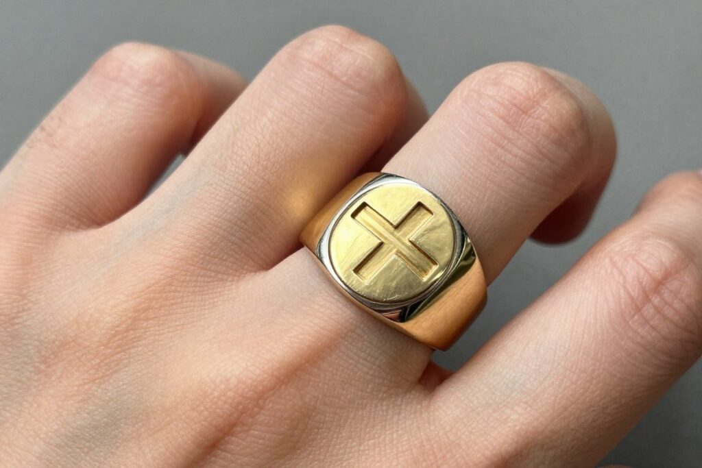 sygnet męski na palcu wskazującym