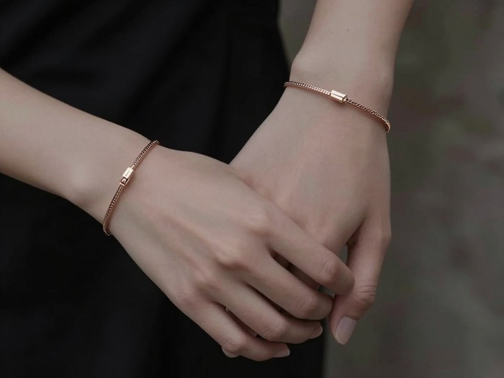 symboliczne znaczenie bransoletki z ramiączka od stanika w relacjach