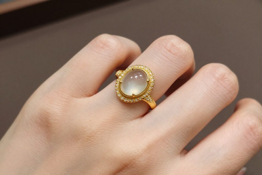 złoty pierścionek ozdobny z kamieniem