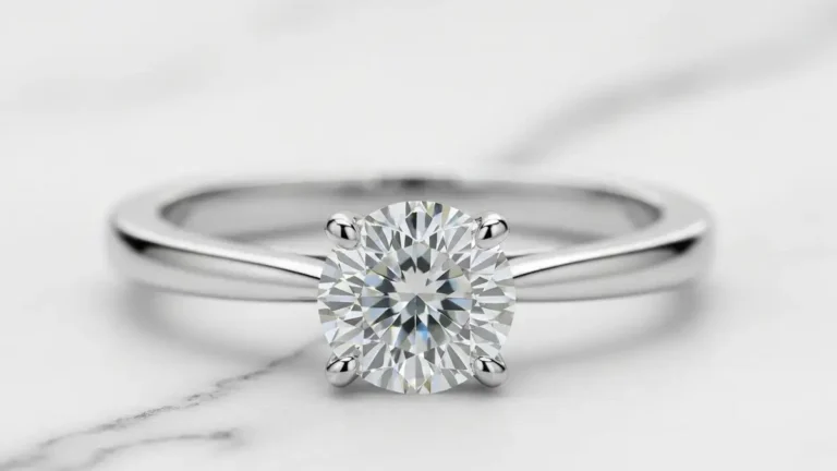 Pierścionek zaręczynowy z diamentem 1 karat w oprawie solitaire z białego złota na białym tle