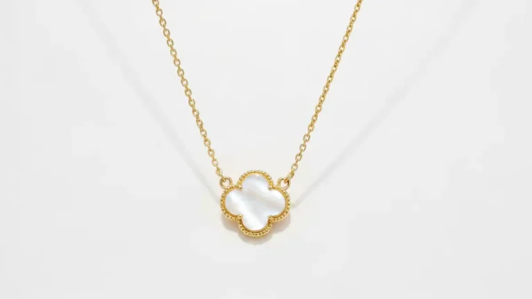 Naszyjnik Van Cleef Alhambra z matkami perłu w złocie, klasyczny design, eleganckiego wyglądu