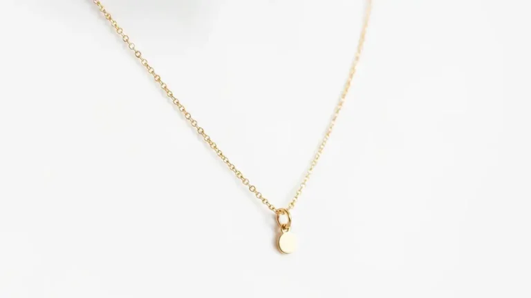 Delikatny naszyjnik celebrytka ze złotym łańcuszkiem i małą zawieszką na szyi