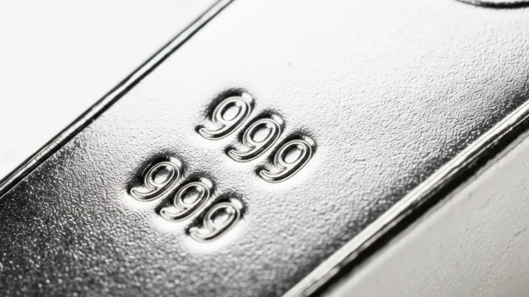 Srebrny sztabka z znaczkiem próby 999 na tle jasnego tła