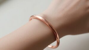 Elegancka bransoletka z miedzi na nadgarstku kobiety, pokazująca naturalny blask metalu